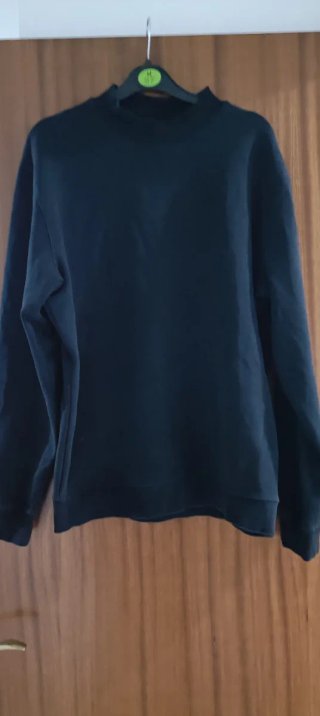 Sudadera negra cuello alto