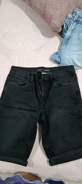Vaqueros cortos negros. De niño la talla 13-14