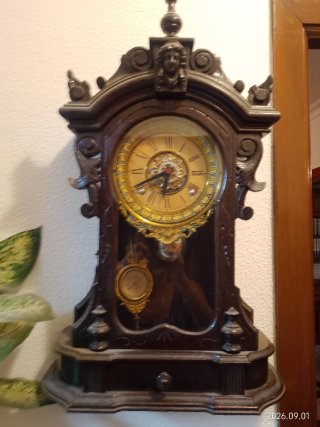 Reloj de péndulo antiguo de madera