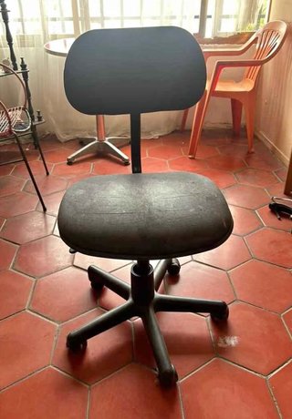 Silla de oficina negra movible