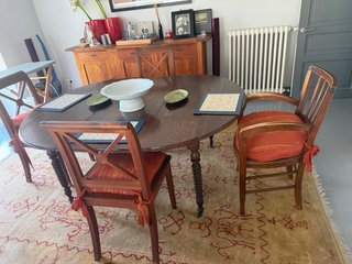 Mesa de comedor de madera con sillas