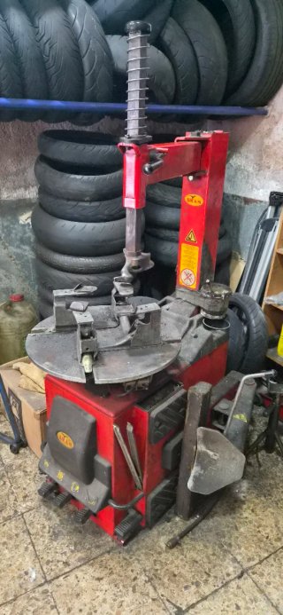Maquinaria y herramientas para taller de motos