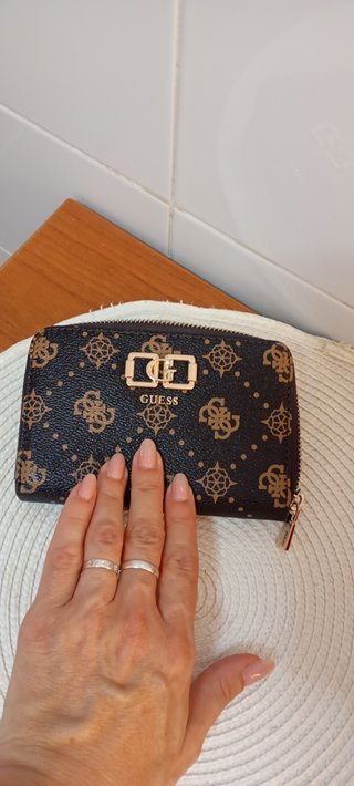 Cartera Guess Marrón y Dorada