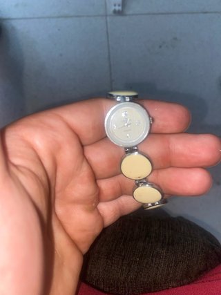 Reloj de pulsera plateado y beige