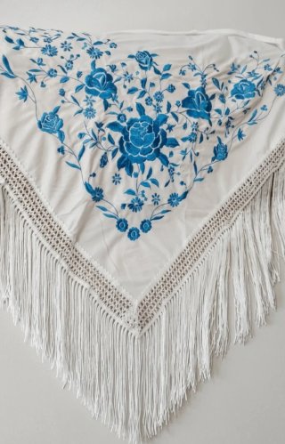 Manton bordado floral azul y blanco