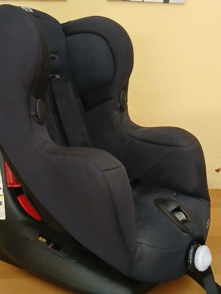 Silla coche infantil negra.