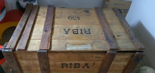 Antiguo arcón o caja de transporte industrial