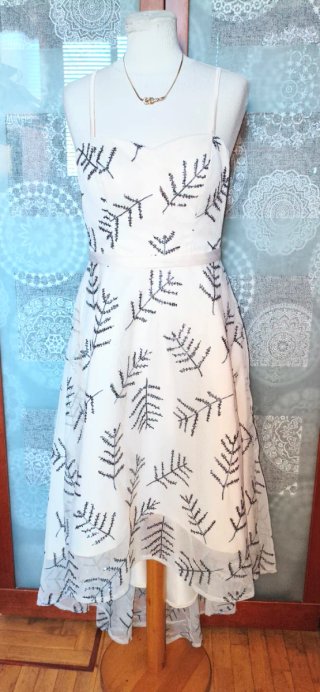 Vestido fiesta vainilla  con bordado negro