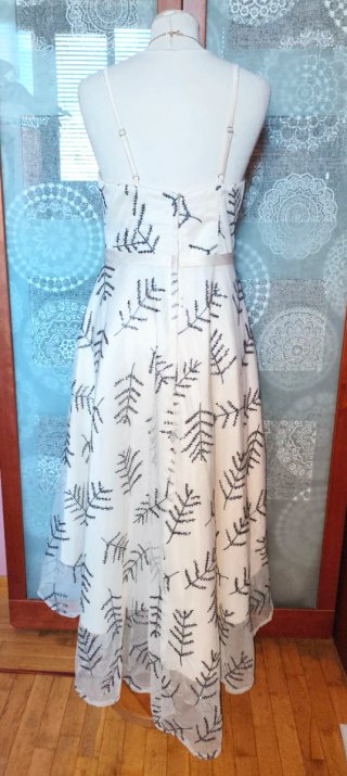 Vestido fiesta vainilla  con bordado negro