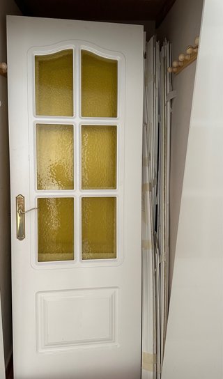 Puerta blanca con cristal