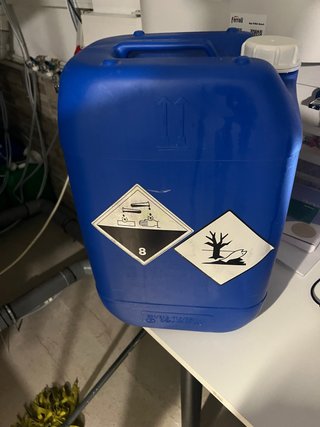 Garrafa 25L azul con etiquetas de seguridad
