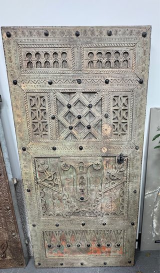 Puerta antigua tallada a mano
