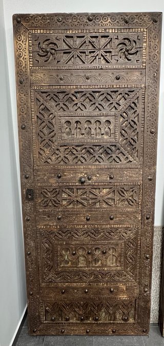 Puerta antigua tallada a mano