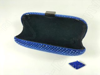 Bolso de fiesta + broche azul con piedras