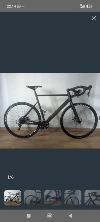 Bicicleta de carretera negra