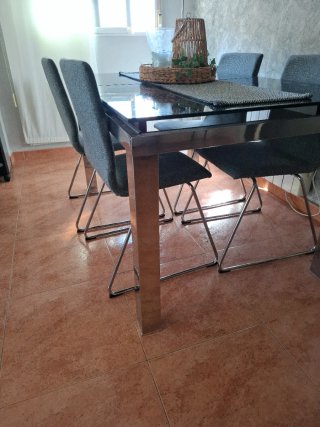Mesa y 4 sillas comedor