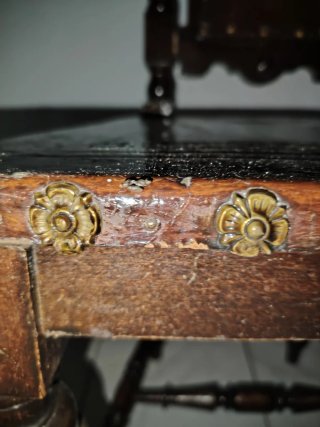 Silla Castellana Cuero y Madera Oscura