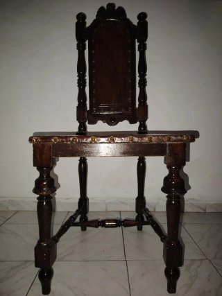 Silla Castellana Cuero y Madera Oscura