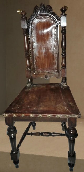 Silla Castellana Cuero y Madera Oscura