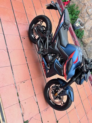 Alquilo moto Zontes Naked Azul/Roja