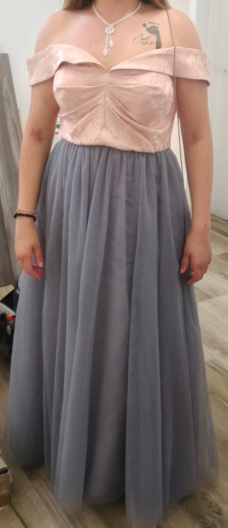 Vestido de fiesta largo gris y rosa.
