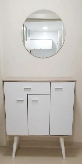 Mueble recibidor blanco y madera