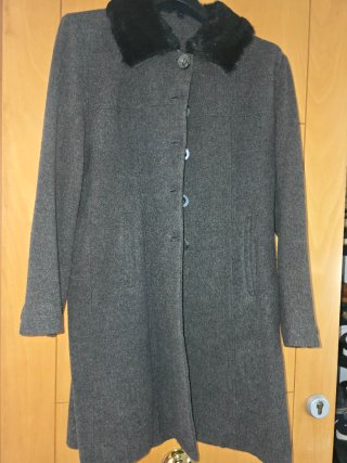 Chaquetón gris con cuello de pelo
