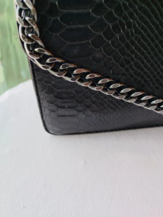 Bolso polipiel negro con cadena