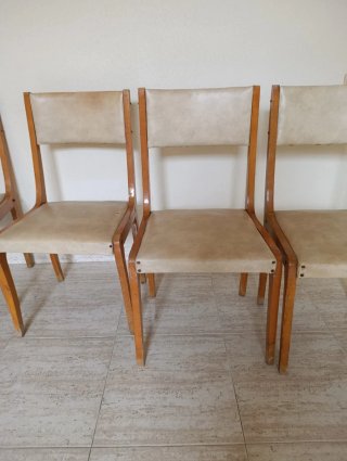 Juego de 4 sillas de madera y piel sintética