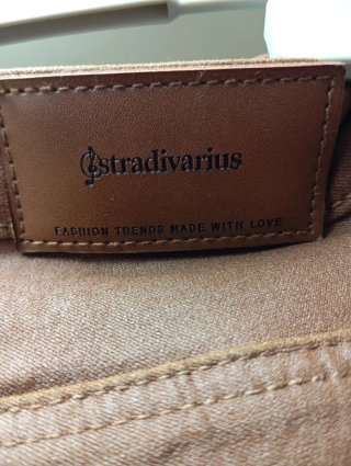 Pantalones  Stradivarius talla 32 imitación piel