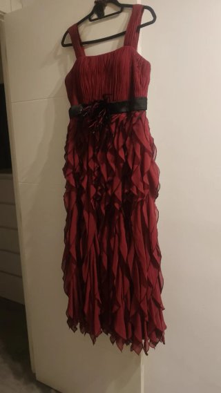 Elegante vestido de fiesta con volantes