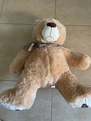 Oso de peluche marrón con lazo