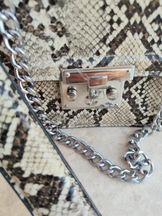 Bolso estampado serpiente con cadena