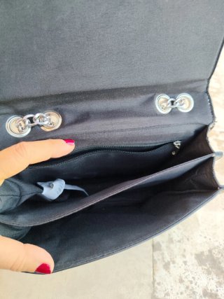 Bolso estampado serpiente con cadena