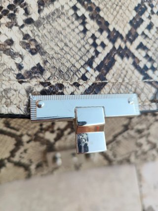 Bolso estampado serpiente con cadena