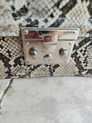 Bolso estampado serpiente con cadena