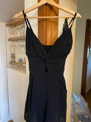 Tutina nera corta con pantaloni e scollo