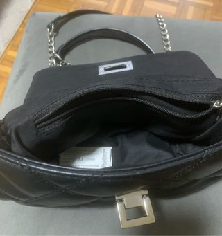 Bolso Stradivarius negro acolchado