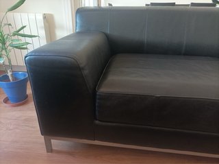 Sofá de piel negro
