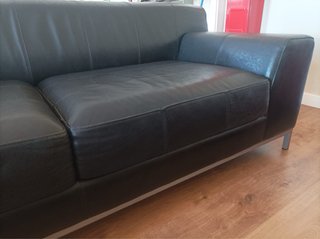 Sofá de piel negro