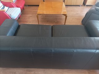 Sofá de piel negro