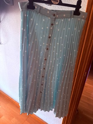 Falda midi plisada lunares.