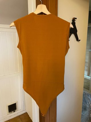 Body Zara color ocra scollo a V