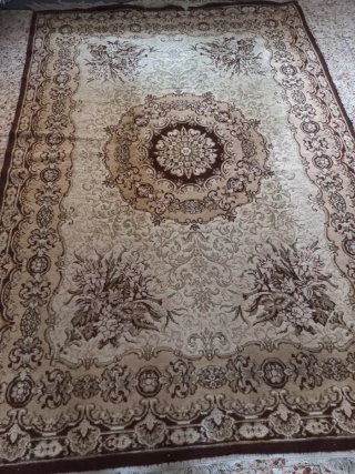 Alfombra persa clásica beige y marrón
