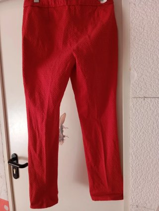 Pantalones talla 40 rojos con botones dorados