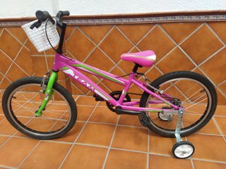 Bicicleta infantil rosa con ruedines
