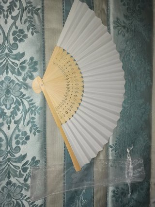 Abanico de madera y papelblanco