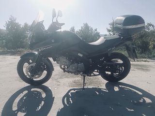 Suzuki V-Strom Adventure Negra