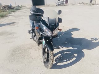 Suzuki V-Strom Adventure Negra