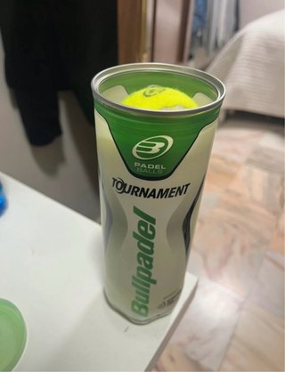 Bote de pelotas Bullpadel con solo un partido